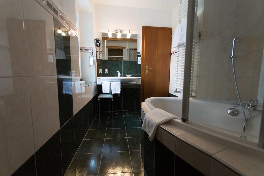 Hotel De La Truite & Spa Le Petit Nautilus Le Pont Стая снимка